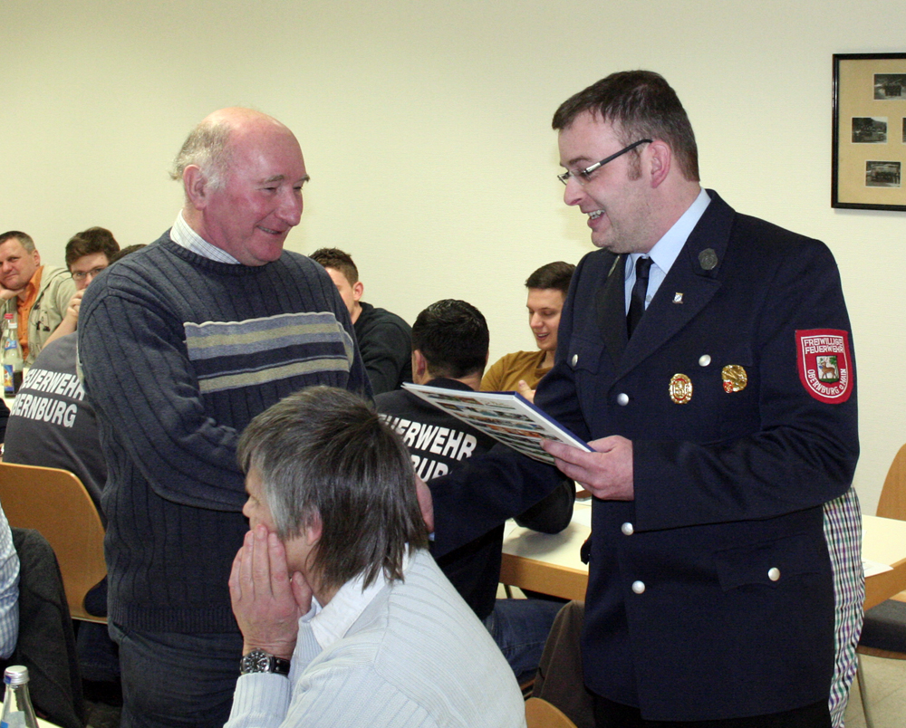 Vereinsvorsitzender Heiko Amrhein (re.) ernennt Erich Reis (li.) zum Ehrenkommandanten der Feuerwehr Obernburg.